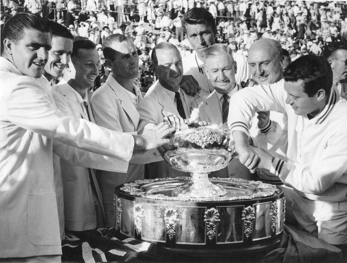 “Vou iluminar isso no próximo ano porque voltaremos para levá-lo para a Itália”, disse Nicola Pietrangeli (extrema direita) depois que a Austrália derrotou a Itália na Rodada de Desafio de 1960, em Sydney. 