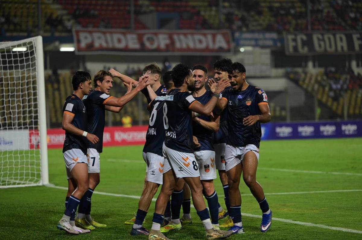 Sklenený strop je rozbitý: Prasanth K (č. 8) strelil vôbec prvý gól Interu Kashi v ISL, keď jeho tím remizoval s FC Goa 1:1 v úvodnom zápase ISL.