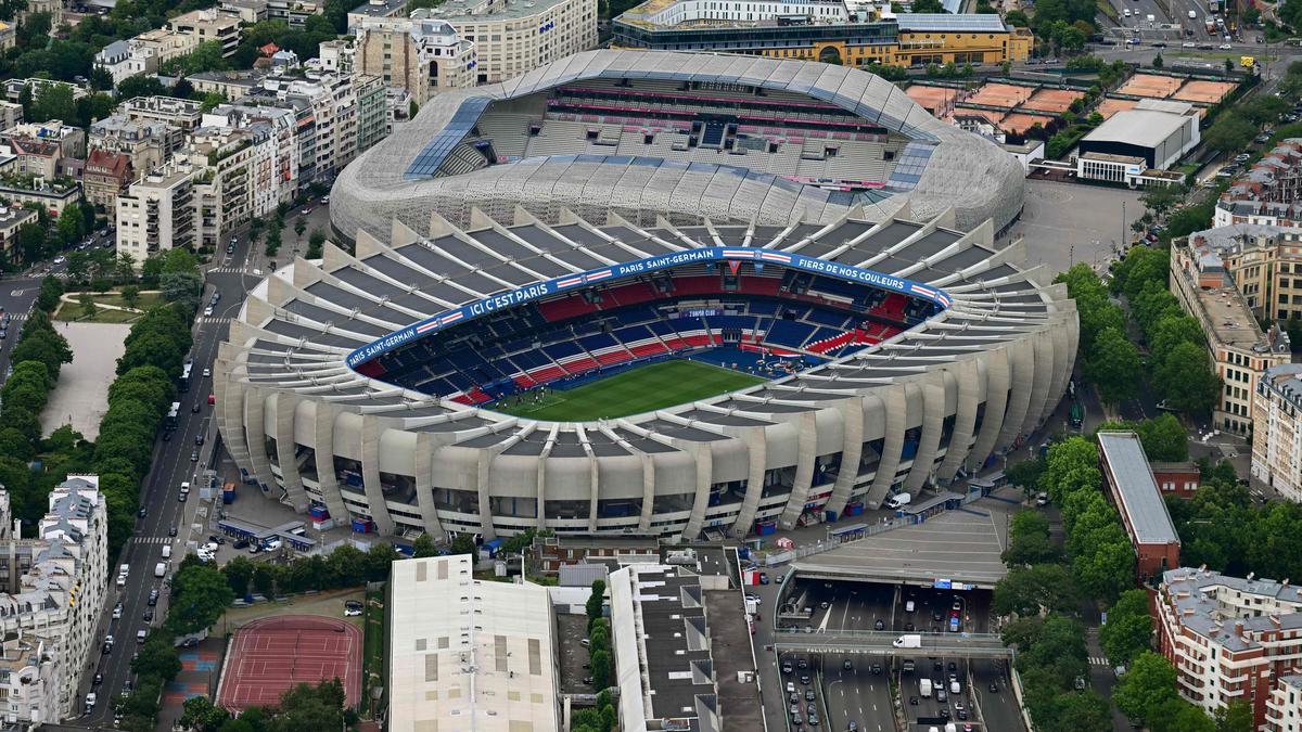 La maire de Paris fait pression pour régler les négociations sur le stade du PSG d’ici l’été