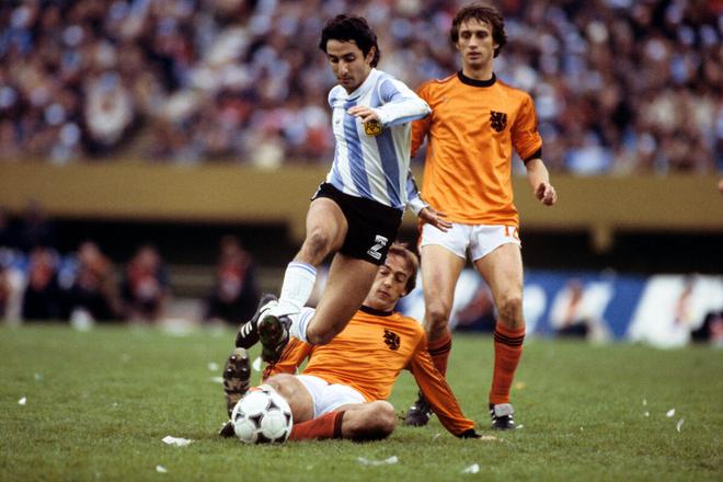 Rob Rensenbrink (right in orange) in action against Argentina in the final of the 1978 FIFA World Cup.