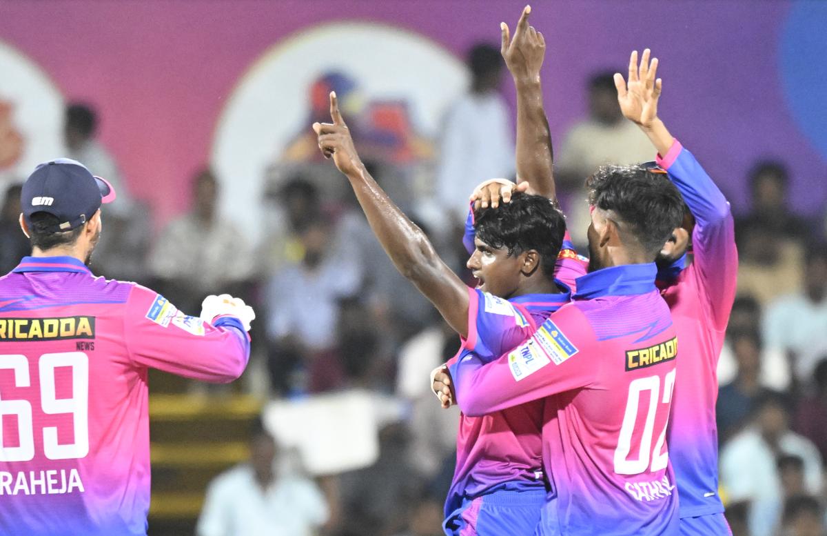 O capitão R. Sai Kishor o notou como um deles para assistir - embora ele tenha admitido que não tinha visto muitos dele nas redes. Dada uma chance no segundo jogo da equipe, Esakkimuthu o pegou com duas mãos, consistindo ao norte de 135 km / h e batendo em testes experientes.