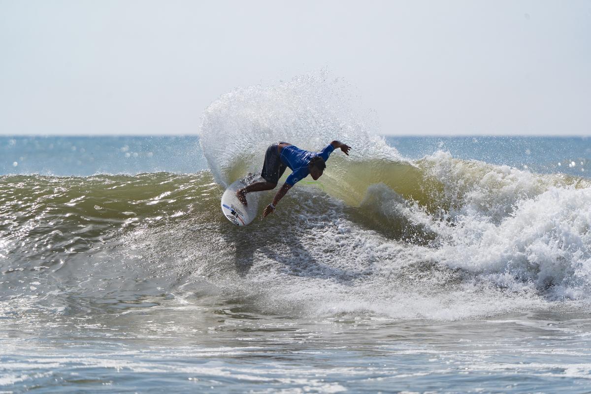 Os surfistas de toda a Ásia - da Índia e das Maldivas para a China e a Tailândia - agora passam semanas ou meses na Indonésia, treinam com moradores e experimentam inchaço constante. Os surfistas de toda a Ásia - da Índia e das Maldivas para a China e a Tailândia - agora passam semanas ou meses na Indonésia, treinam com moradores e experimentam inchaço constante.