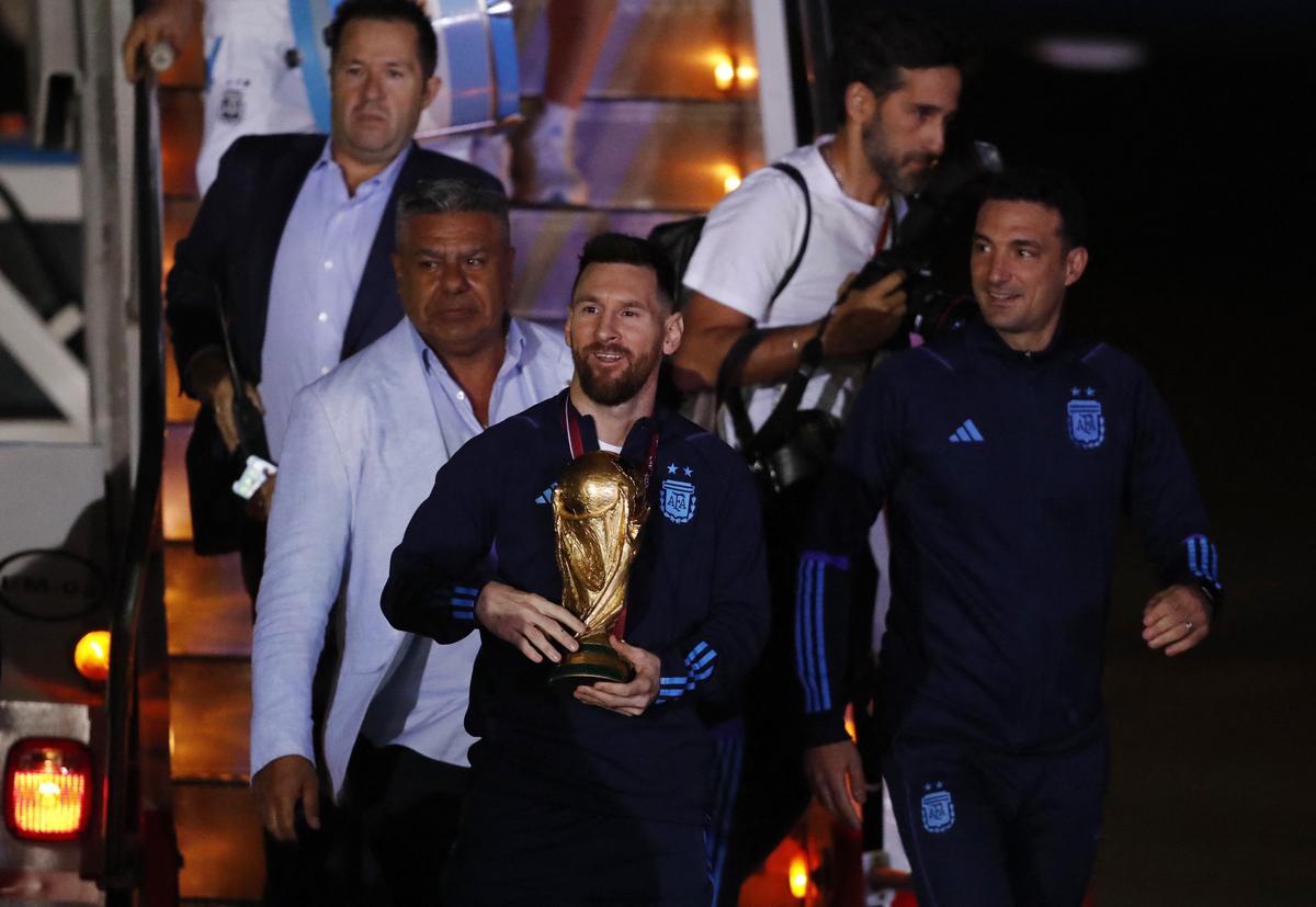 Number 10 jersey waiting for Messi, says Scaloni - Sportstar