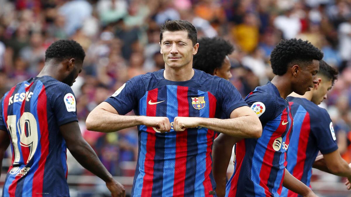 Highlights Barcelona 3-0 Elche La Liga: Goals by Lewandowski, Memphis propel Barca to win and top of table