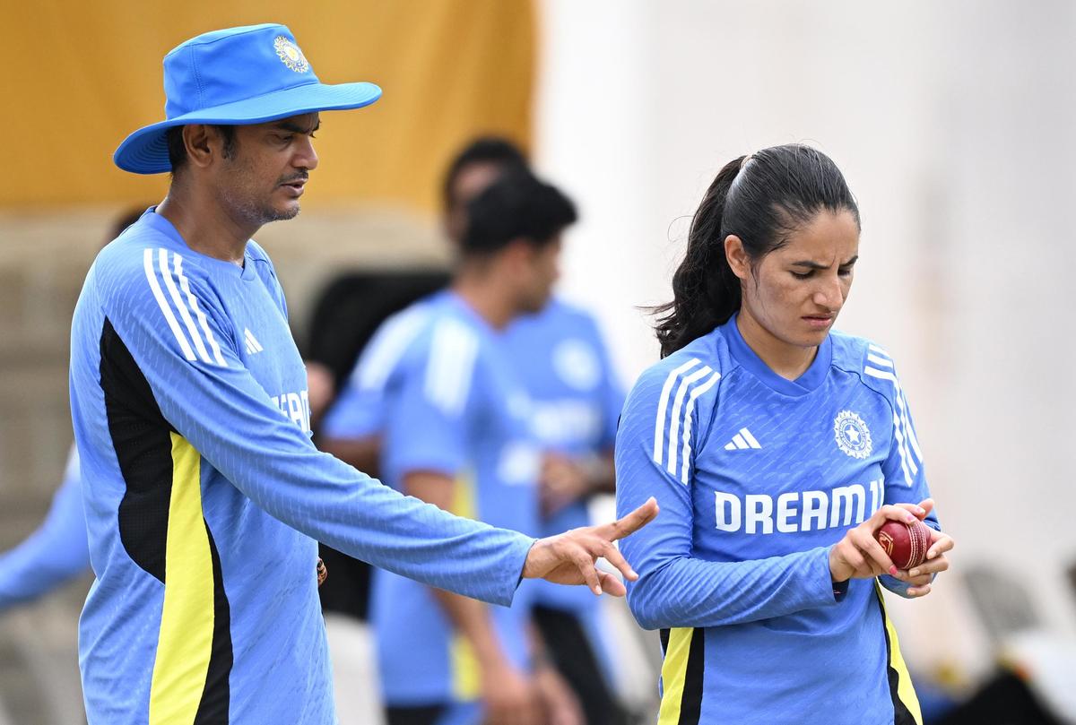 फाइल फोटो: 2024 च्या दक्षिण आफ्रिका मालिकेदरम्यान प्रकाश साळवी यांची भारतीय महिला क्रिकेट संघाच्या गोलंदाजी प्रशिक्षकपदी नियुक्ती करण्यात आली. फाइल फोटो: 2024 च्या दक्षिण आफ्रिका मालिकेदरम्यान प्रकाश साळवी यांची भारतीय महिला क्रिकेट संघाच्या गोलंदाजी प्रशिक्षकपदी नियुक्ती करण्यात आली.