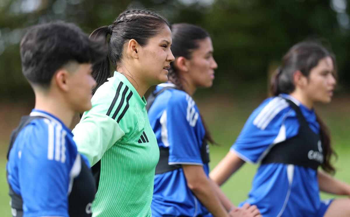 Elaha Safdari z afganského ženského utečeneckého tímu počas výberového tábora v parku St. George's, Burton na Trent. 