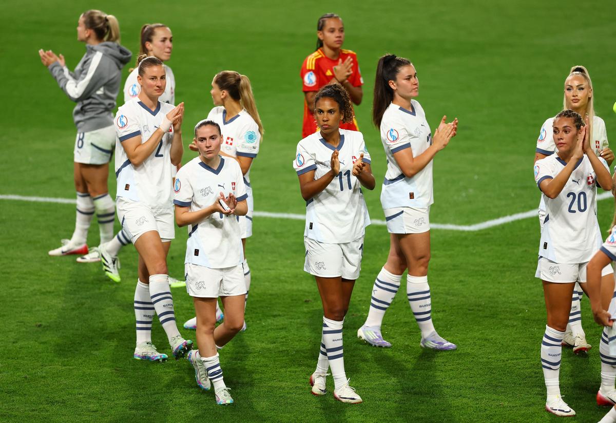 Os jogadores da Suíça aplaudem os fãs para aparecer para sua partida histórica, seu primeiro jogo nas quartas de final de euros femininos até agora.