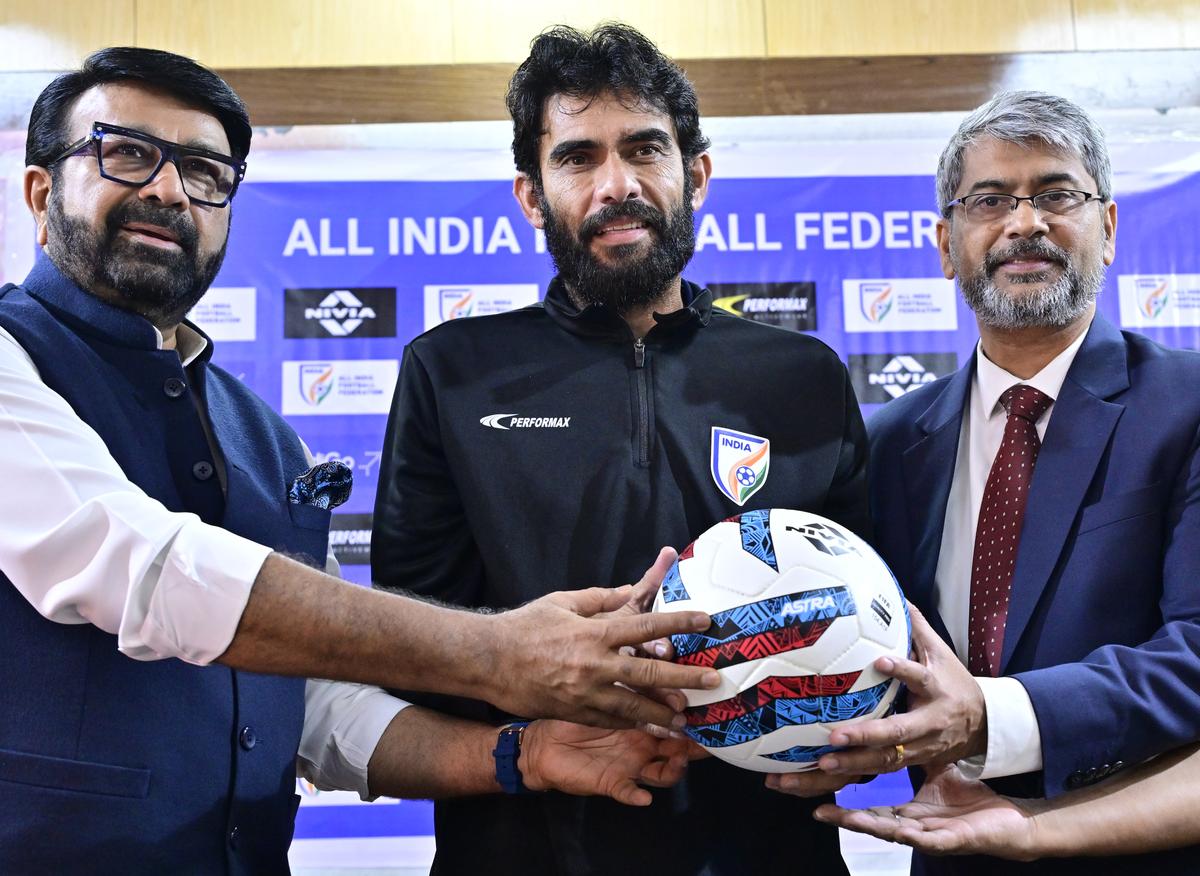 Na tlačovej konferencii sa zúčastnili aj prezident AIFF Kalyan Chaubey (vpravo) a podpredseda Na Haris.