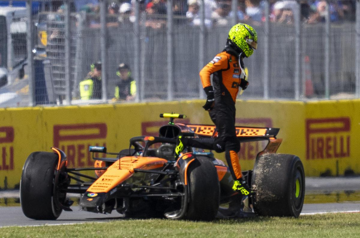 Lando Norris, da McLaren, abandona seu carro após uma colisão com seu companheiro de equipe Oscar Piastri durante o Grande Prêmio do Canadá. Lando Norris, da McLaren, abandona seu carro após uma colisão com seu companheiro de equipe Oscar Piastri durante o Grande Prêmio do Canadá.