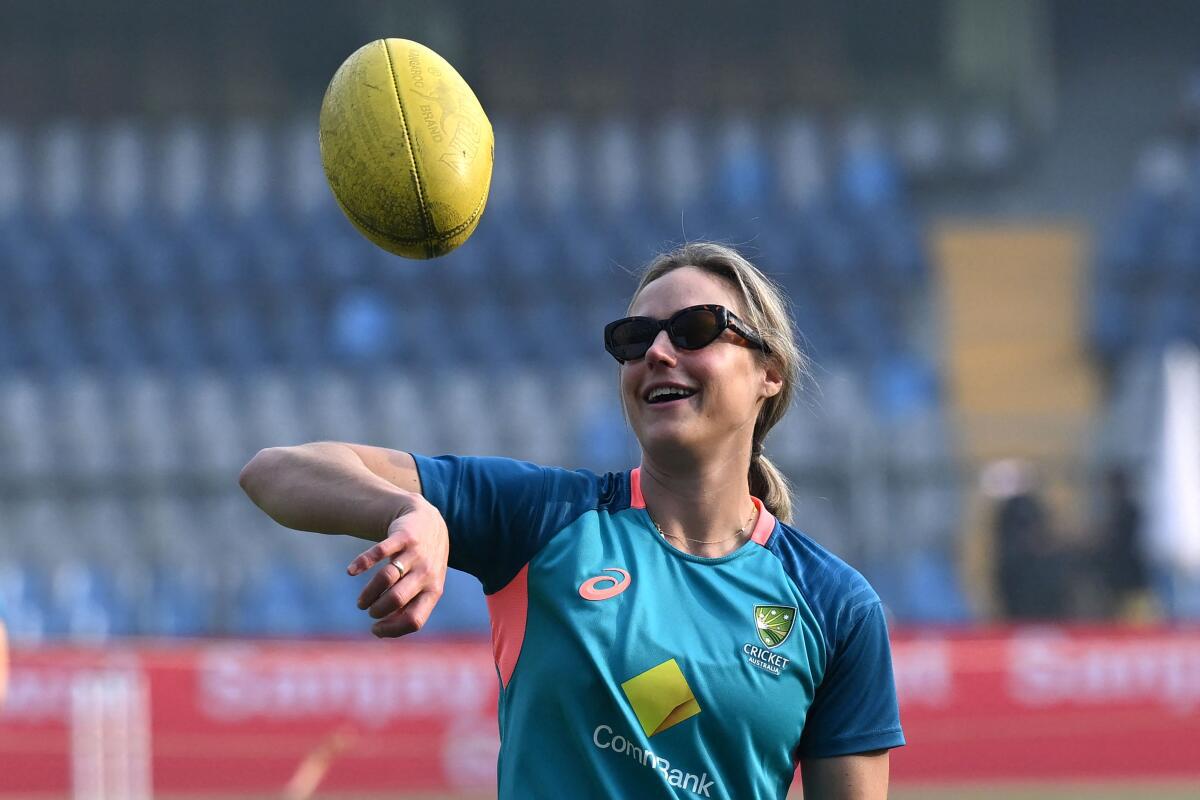 Ellyse Perry exemplifies a very Australian mentality of powering through to a win for the team