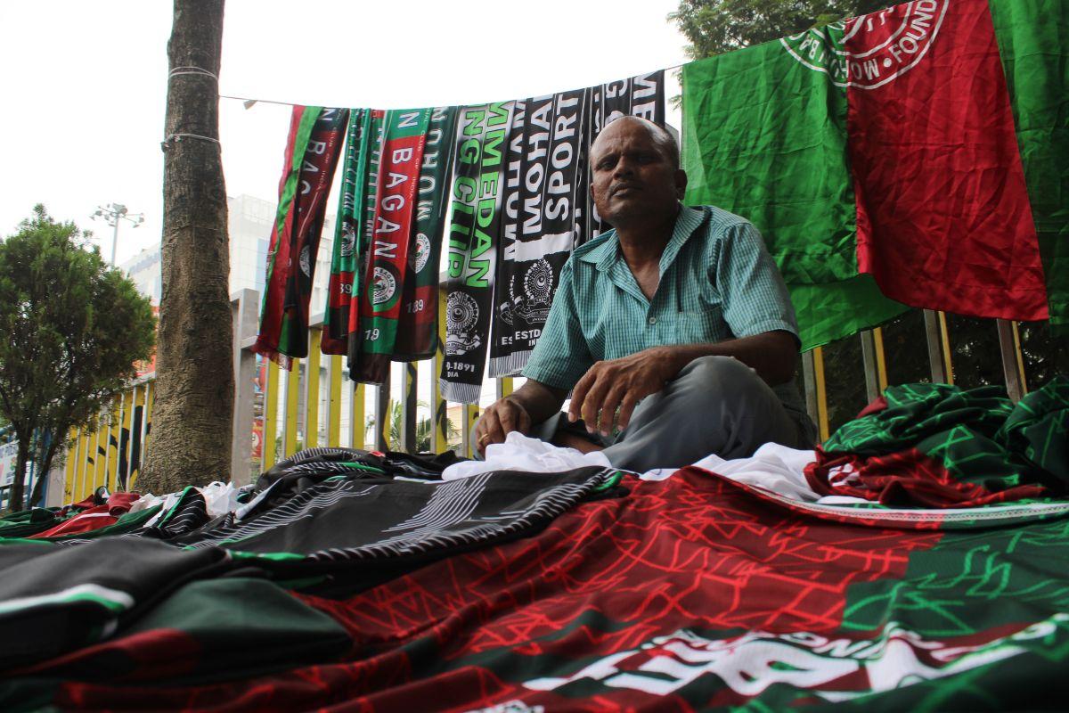 অনুষ্ঠানস্থলের বাইরে জার্সি বিক্রেতা খোকন ঢাল।