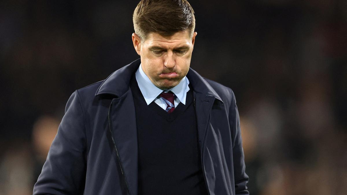 10-man Villa slumps at Fulham to heap pressure on Steven Gerrard