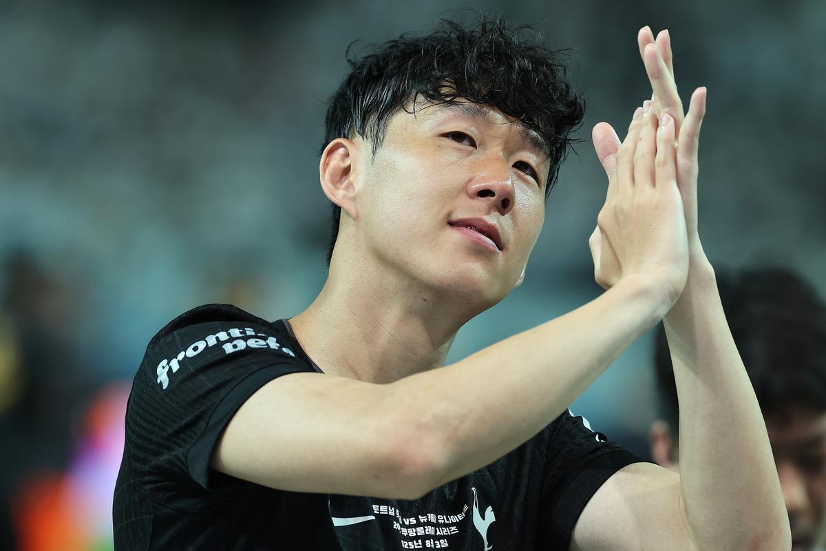 Heung-Miny's Tottenham Hotspur reaguje po tom, čo sa jeho slzy počas predsezónneho priateľstva medzi Tottenham Hotspur a Newcastle United na štadióne Soul Svetového pohára 3. augusta 2025 v Soule v Južnej Kórei. 