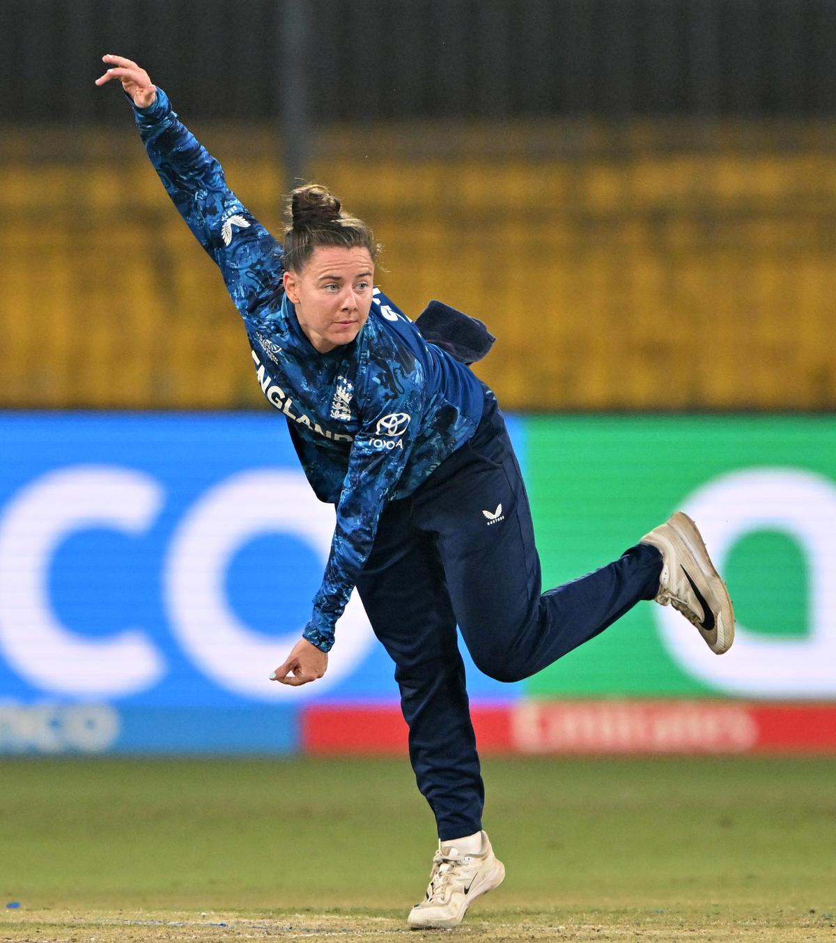 FOTO DO ARQUIVO: A fiandeira esquerda inglesa Linsey Smith (na foto) recebeu funções de nova bola ao lado de sua compatriota Lauren Bell. Ela estava longe de ser tão impossível de jogar quanto na Copa do Mundo ODI.