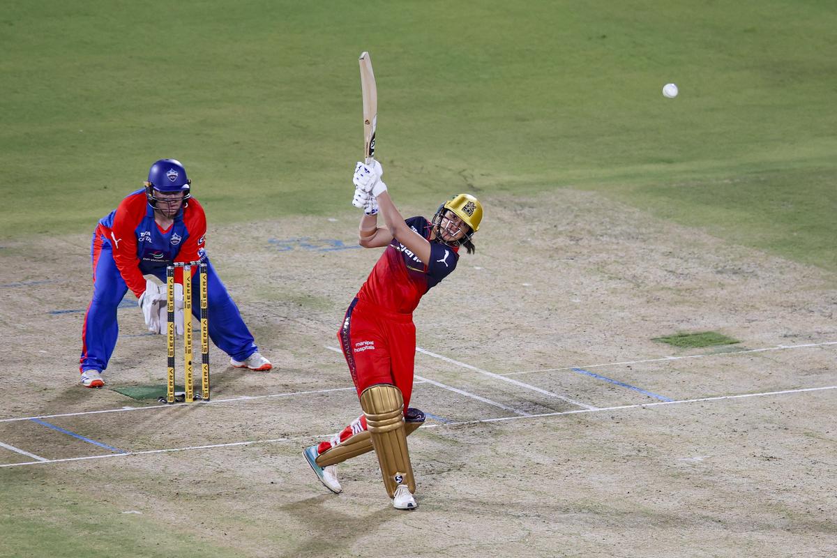 Depois de acertar cinco em 13 bolas, Smriti finalmente quebrou as algemas com quatro sucessivos contra Henry. Depois de acertar cinco em 13 bolas, Smriti finalmente quebrou as algemas com quatro sucessivos contra Henry.