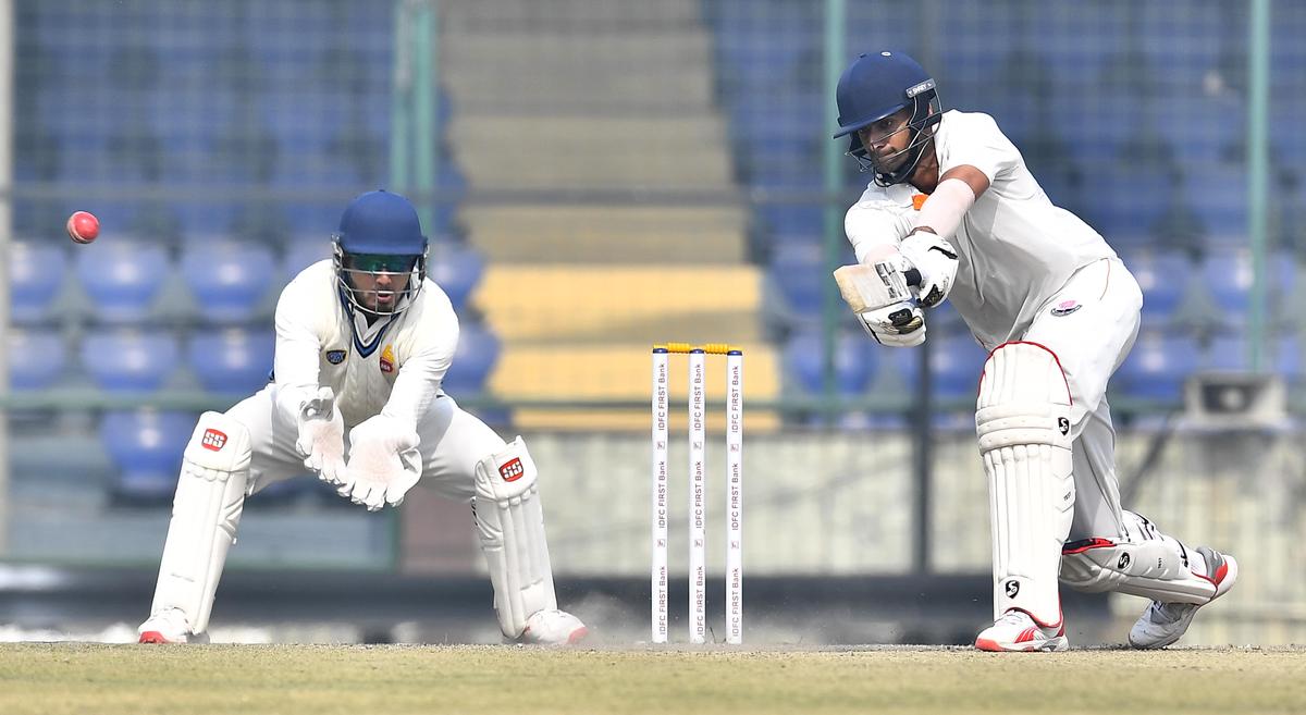 Qamran Iqbal marcou seu primeiro século de primeira classe contra Delhi.