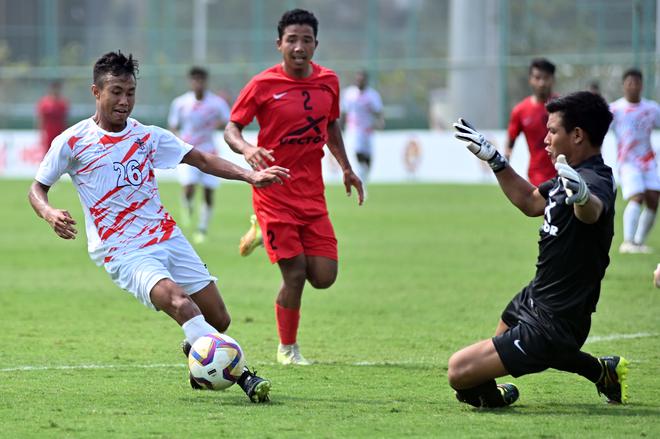 Services’ Ronaldo Singh attempts to beat the Manipur goalkeeper