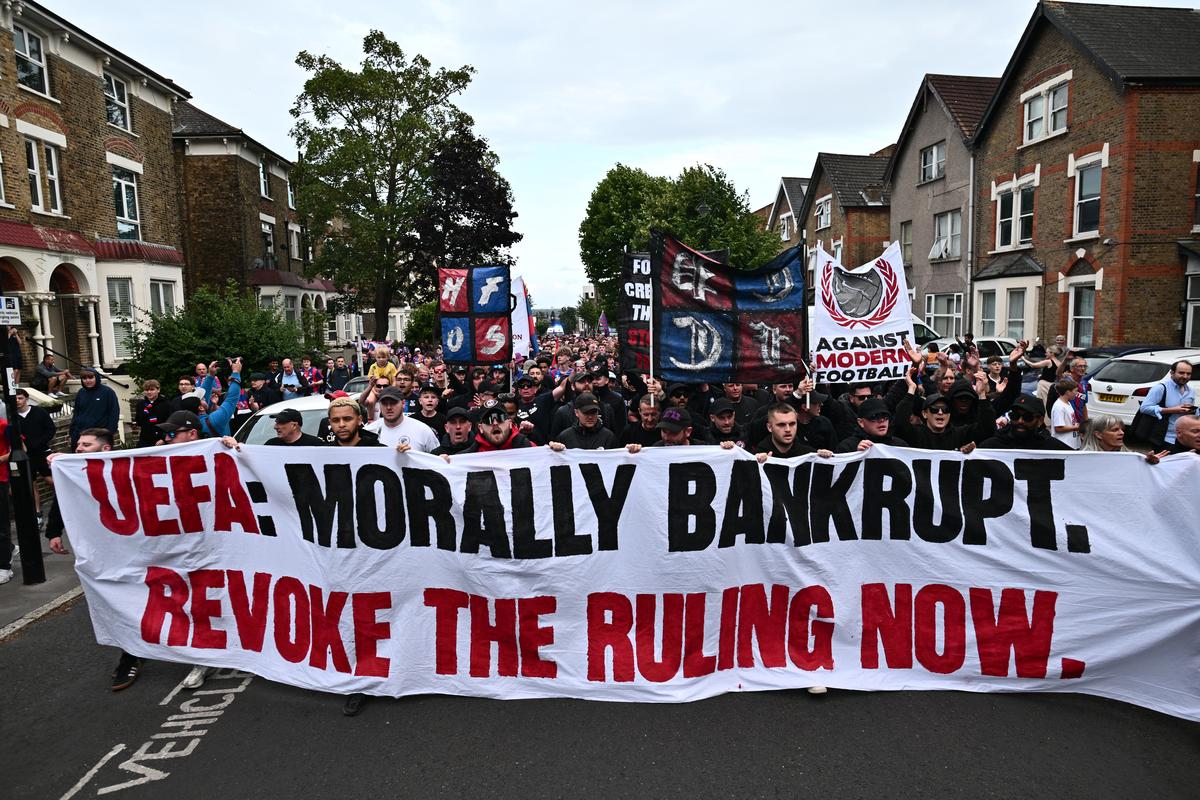 UEFA udelila palácu pokutu 10 000 eur (11 600 dolárov) za obvinenia z „prenosu správy, ktorá nie je vhodná na športové podujatie“ a „poškodzovania dobrého mena UEFA“.