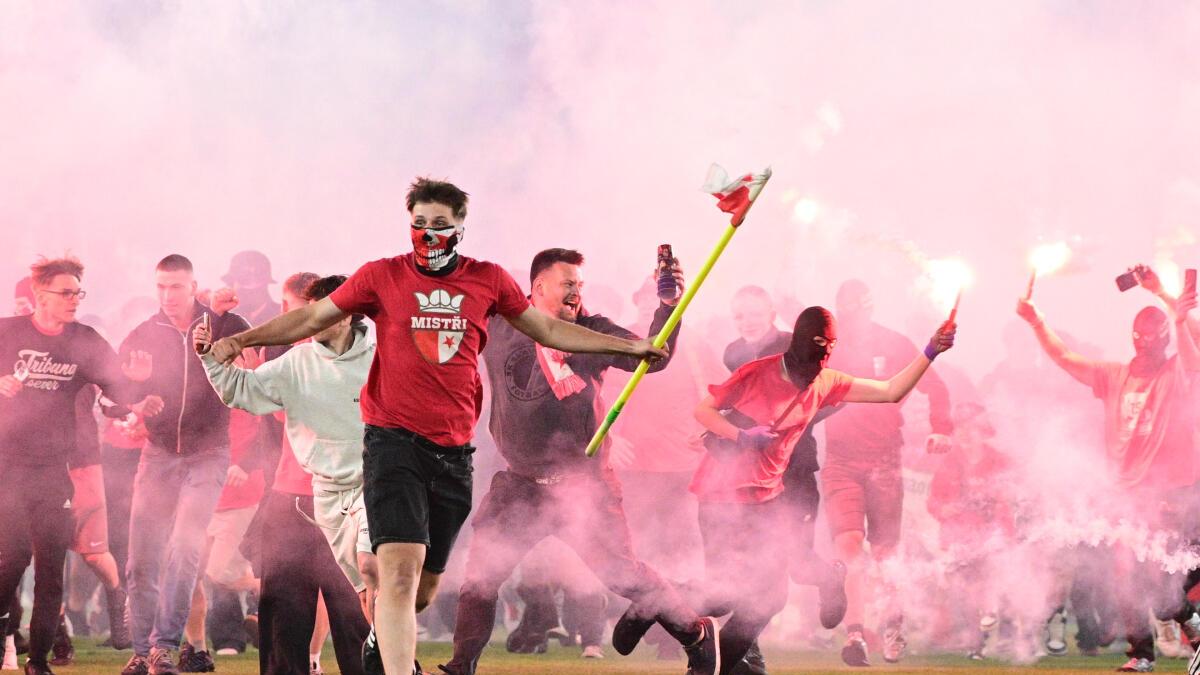 Des dommages pour les fans honnêtes ? Le Slavia Prague a perdu à cause d’une invasion massive du terrain lors du derby du Sparta