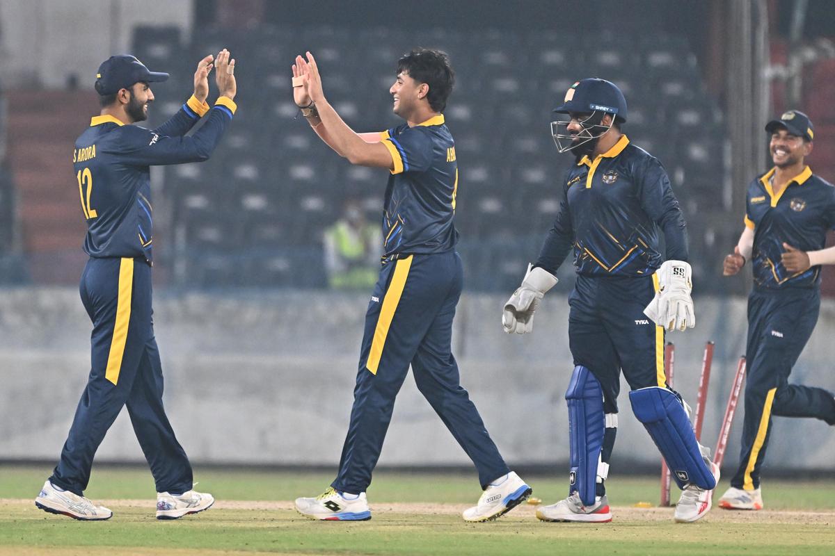 Abhishek Sharma acertou com o taco e a bola na quinta-feira, marcando 36 em nove e acertando três postigos.