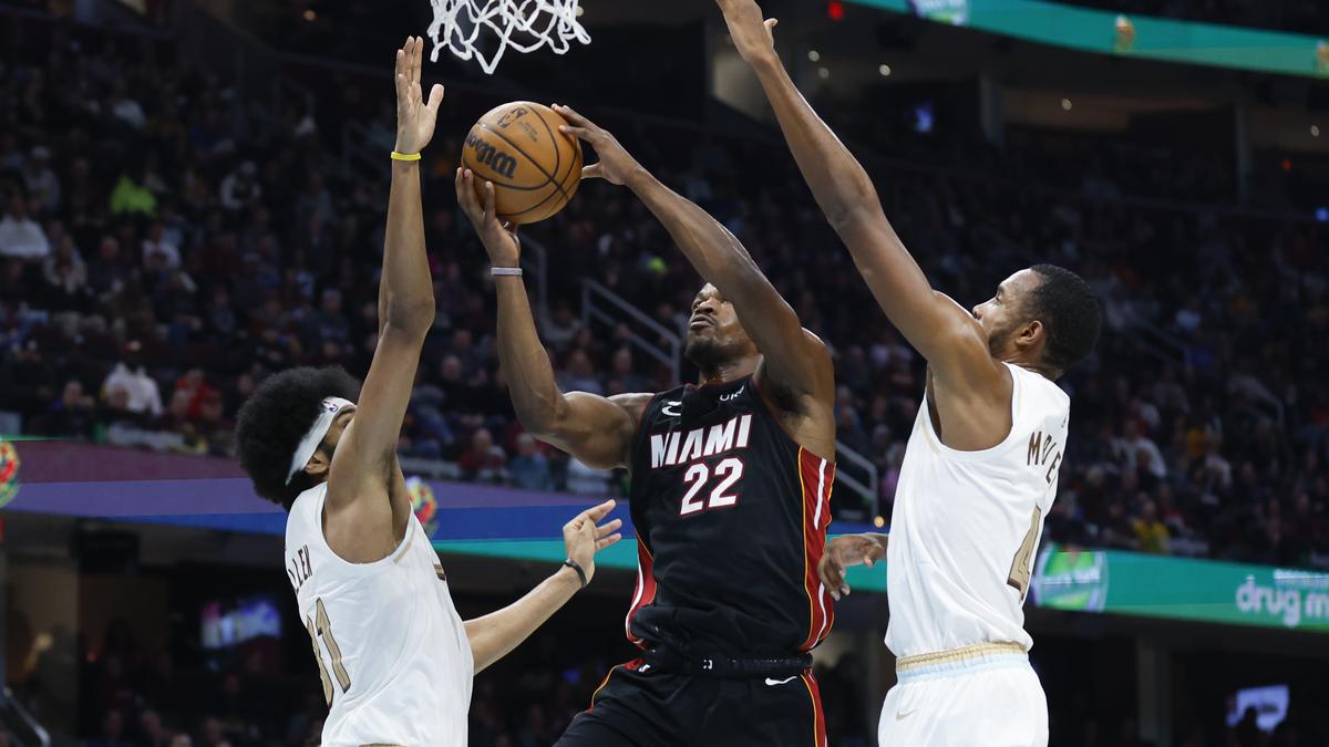 NBA: Jimmy Butler leads Heat to narrow win over Cavs