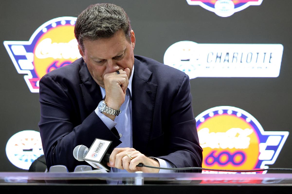 O CEO da NASCAR, Steve O'Donnell, aborda o falecimento de Kyle Busch durante uma coletiva de imprensa no Charlotte Motor Speedway.