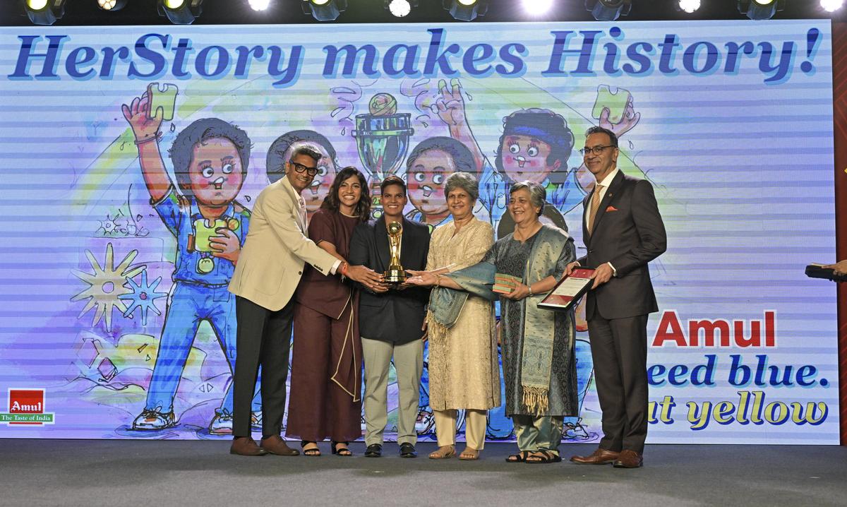 (Da esquerda para a direita) A técnica de boliche feminino da Índia, Aavishkar Salvi, junto com Sneh Rana e Deepti Sharma, recebem o prêmio de Seleção Nacional do Ano de Shubhangi Kulkarni, Nilima Joglekar e Praveen Chandra (SVP, Taj Group) no Sportstar ACES Awards 2026. 