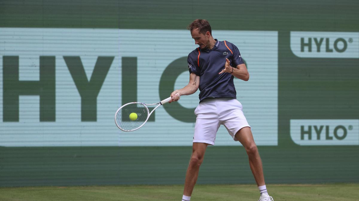Medvedev crashes out at Wimbledon warm-up Halle