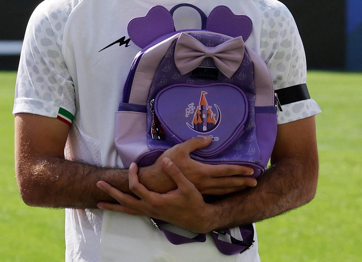 Iránski hráči si uctili obete útoku, držali fialovú školskú tašku a na ruke mali čiernu pásku.