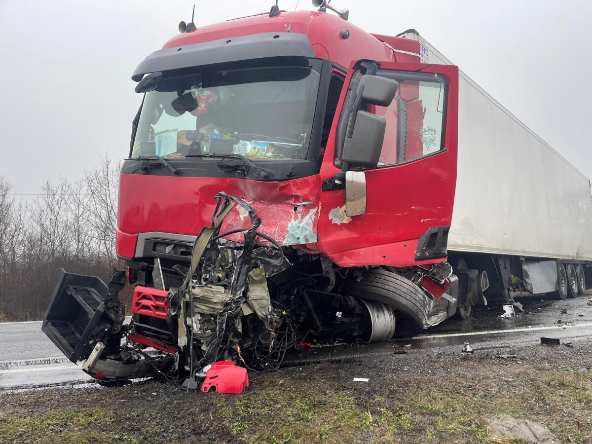 O caminhão envolvido em um acidente de viação com um microônibus que transportava torcedores gregos do PAOK permanece na estrada perto de Lugoj, na Romênia. 