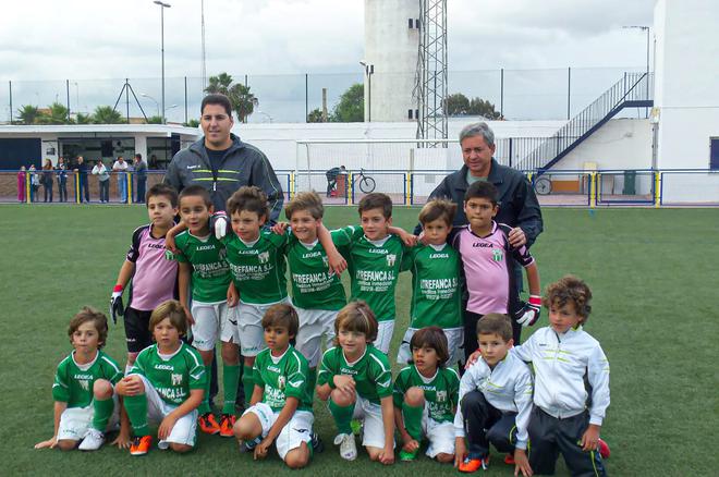 Pablo Martin Paez Gavira dit 'Gavi' (à gauche) et son premier entraîneur Manuel Basco (arrière, à droite), posant pour une photo avec les coéquipiers du club La Liara Balompie.
