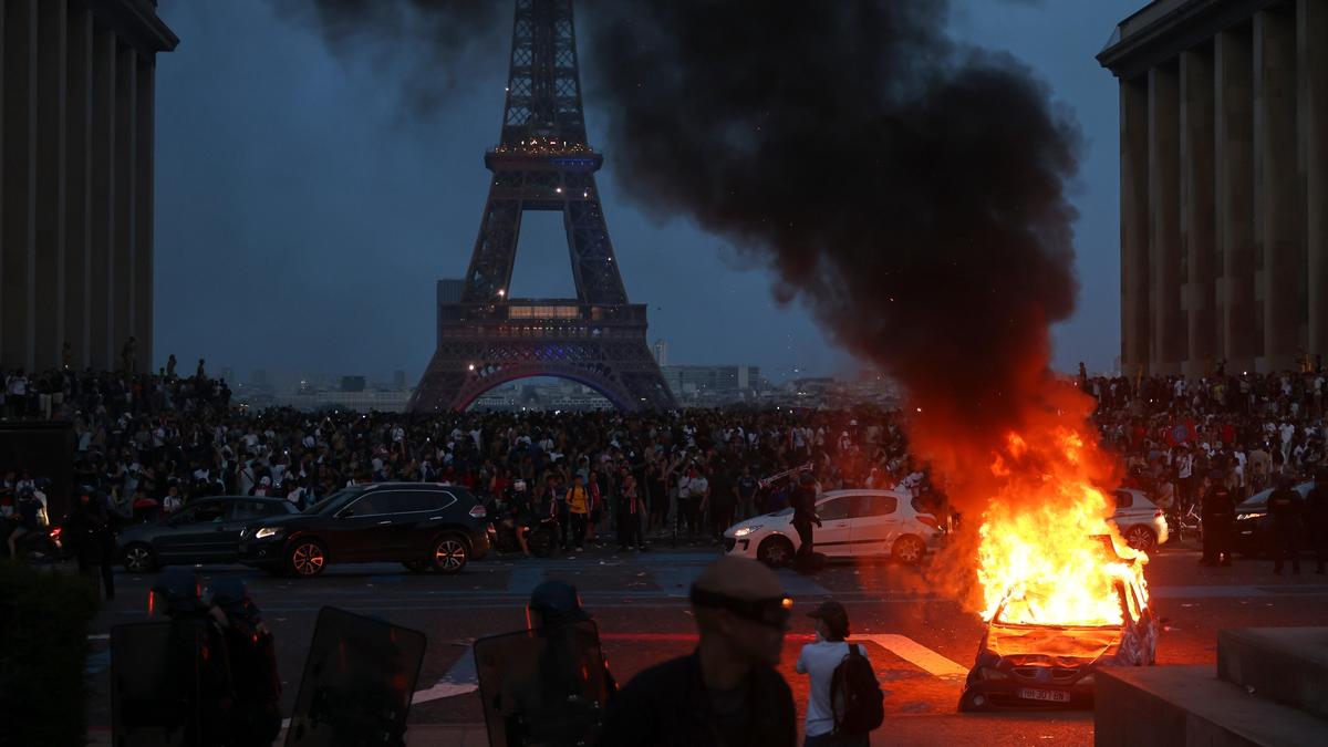 780 personnes arrêtées et accident de la route mortel à travers la France lors des célébrations tumultueuses de la victoire du PSG