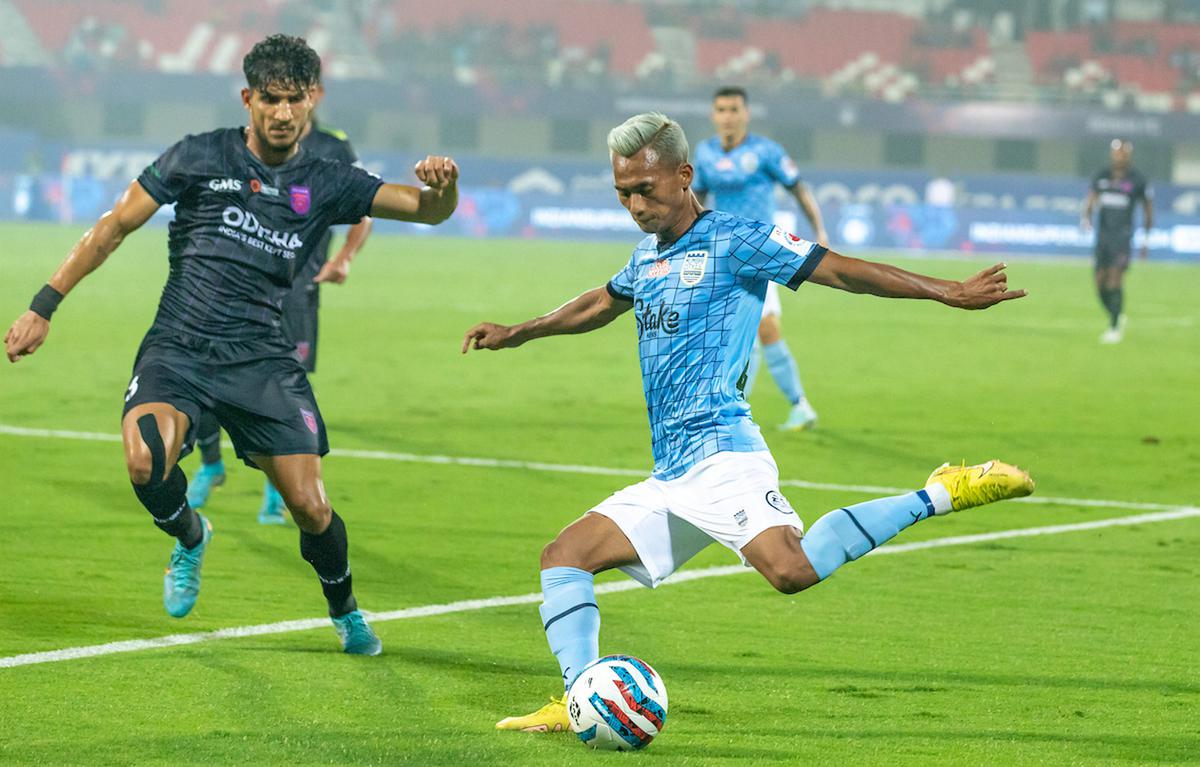 ओडिशा एफसी और मुंबई सिटी एफसी के बीच खेले गए हीरो इंडियन सुपर लीग 2022 के 64वें मैच के दौरान मुंबई सिटी एफसी के बिपिन सिंह थौनाओजम और ओडिशा एफसी के नरेंद्र गहलोत एक्शन में। 