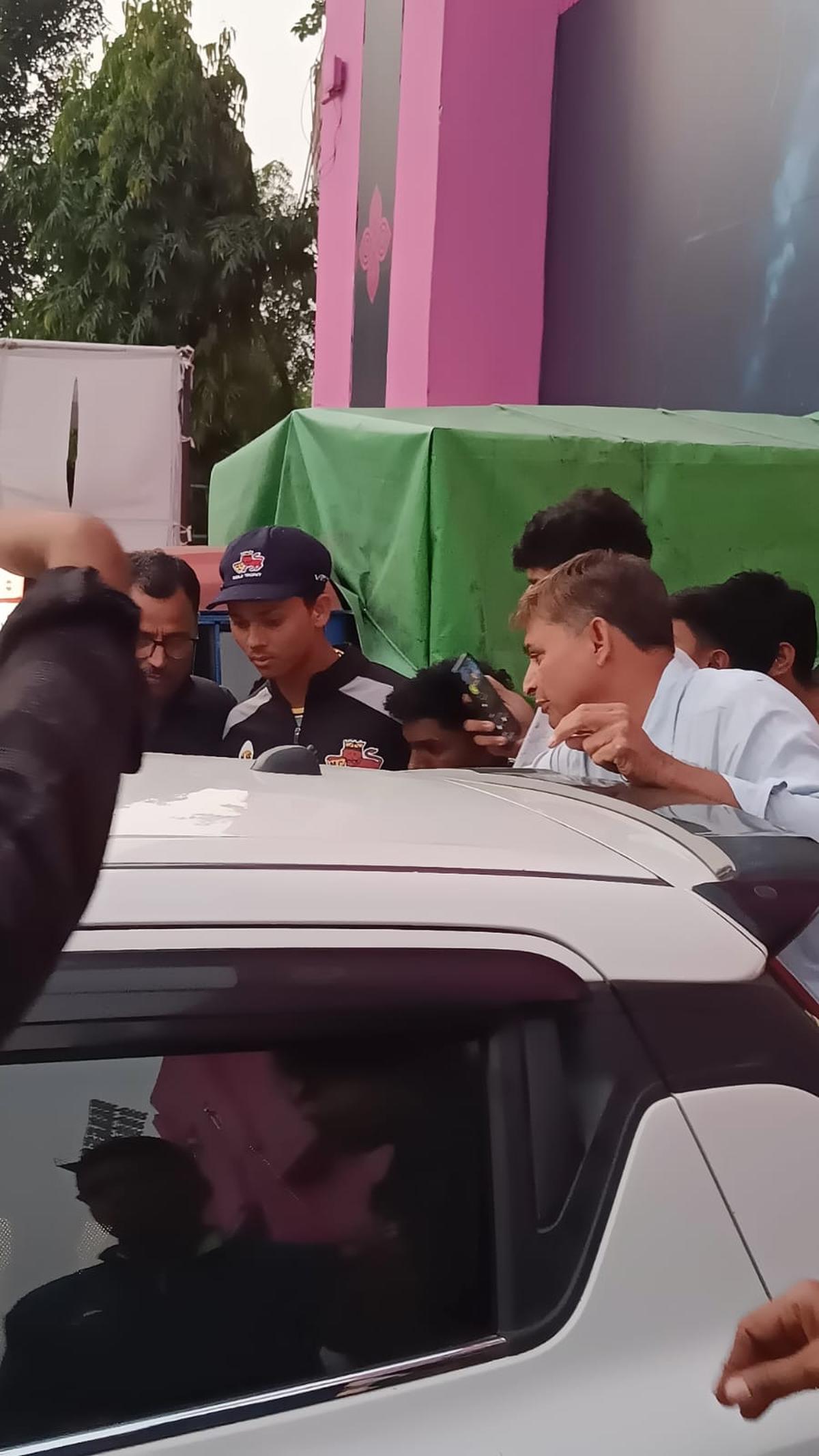 Jaiswal foi finalmente levado em um carro, mas não antes de obrigar-se a tirar selfies mais apressadas.