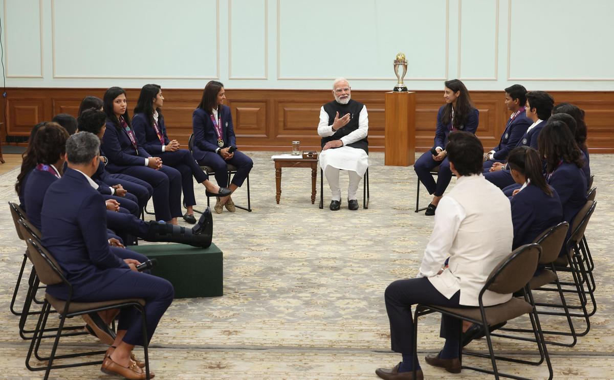 O primeiro-ministro Narendra Modi conversa com os jogadores indianos.