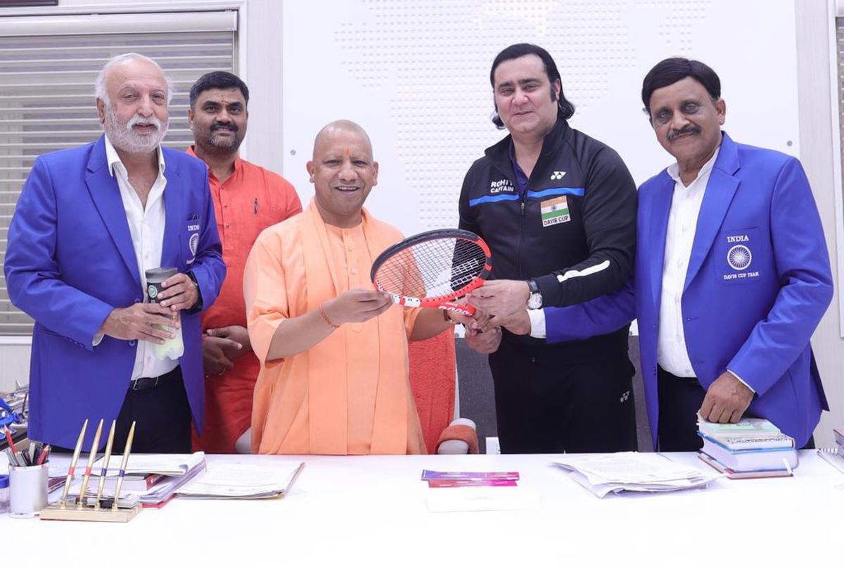 Indian Davis Cup captain Rohit Rajpal (second from right) and other AITA officials meet UP CM Yogi Adityanath.