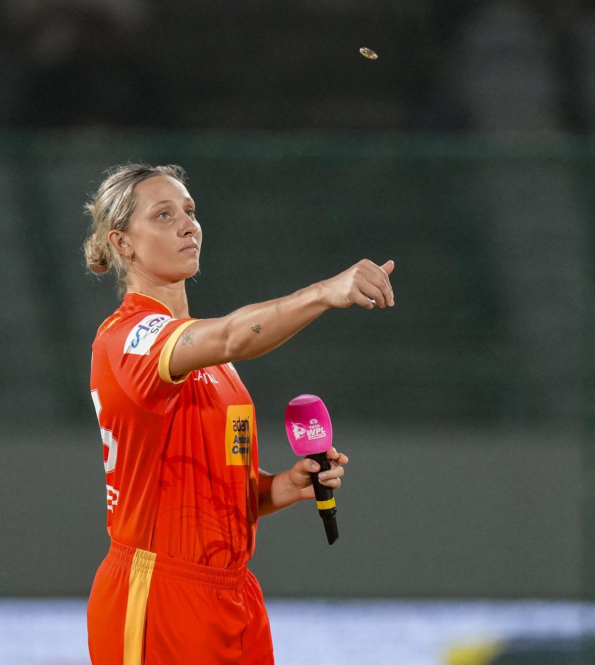 Ao escolher definir um total para os Mumbai Indians, Ashleigh Gardner, do Gujarat Giants, tornou-se a primeira capitã a fazê-lo desde Meg Lanning pelo Delhi Capitals contra o Royal Challengers Bengaluru na final da edição de 2024 do torneio.