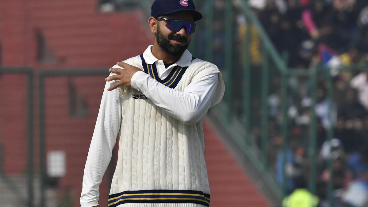 WATCH: Virat Kohli poses with ground staff at Arun Jaitley Stadium after Delhi thrashes Railways