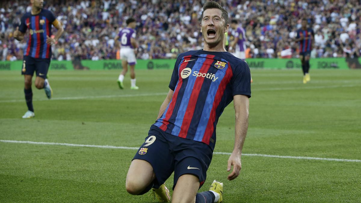 Spanish football roundup: Lewandowski leads Barcelona, Benzema keeps Madrid perfect in La Liga