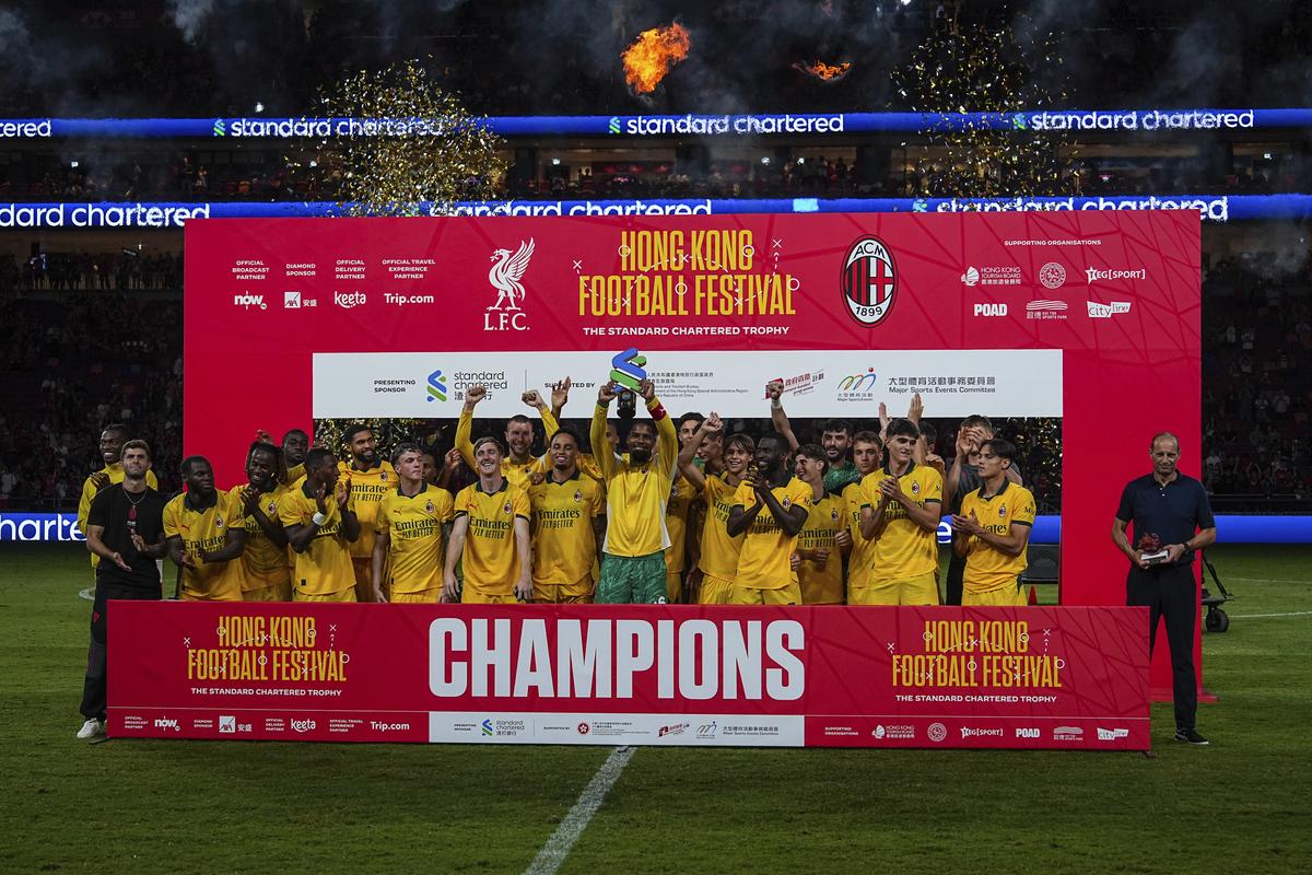 AC Milan oslavuje trofej po tom, čo vyhral priateľský zápas proti Liverpoolu na futbalovom festivale v Hongkongu, ktorý sa konal na štadióne Kai Tak v Hongkongu.