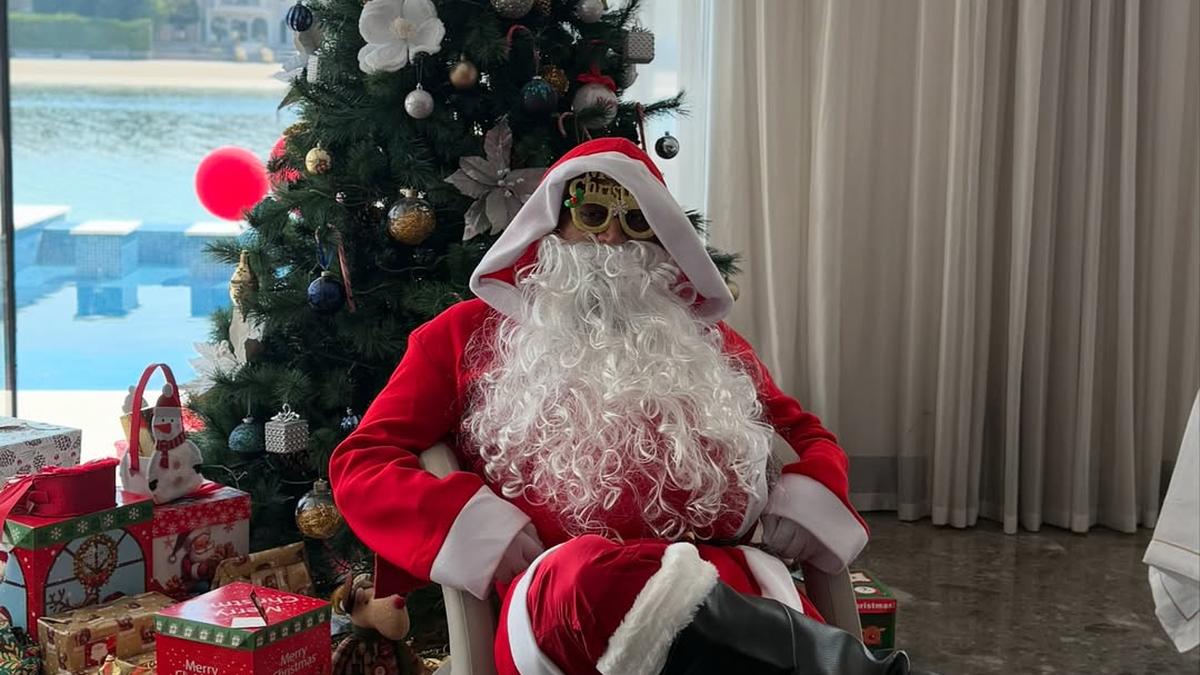 MS Dhoni dresses up as Santa Claus, celebrates Christmas with family