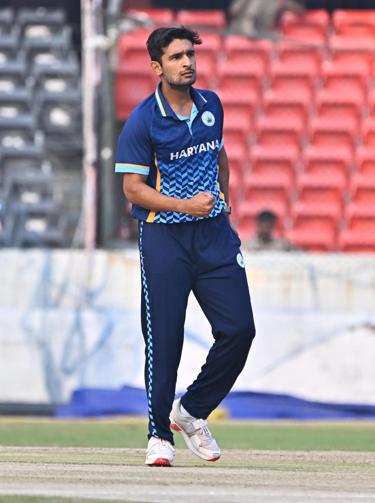 Arquivo - O jogador de Haryana, Anshul Kamboj, comemora após dispensar o batedor dos Serviços, Nitin Tanwar, durante a partida do Troféu Syed Mushtaq Ali. 