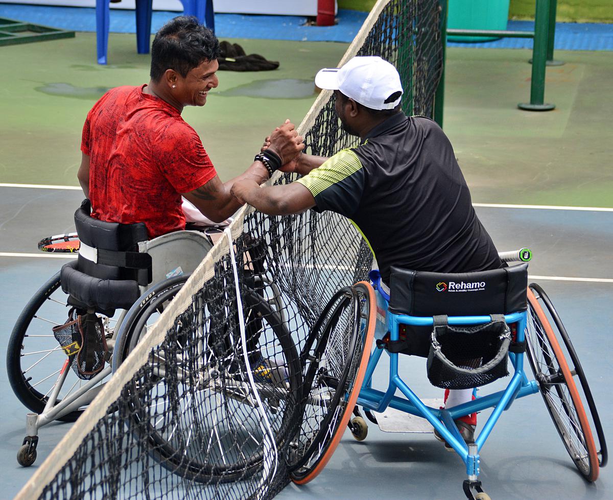 Karthik Karunakaran (left) is congratulated by Shekar
Veeraswamy in the AITA wheelchair tennis tournament in Delhi on
Sunday. 