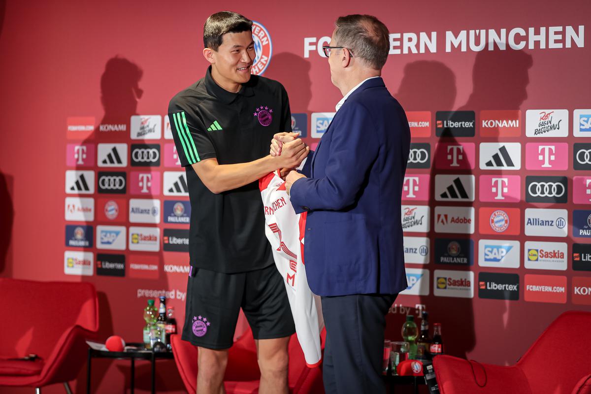 The CEO of FC Bayern Munich, Jan-Christian Dreesen (L), handshakes with Kim Min-jae during the press conference on July 21, 2023, in Munich.