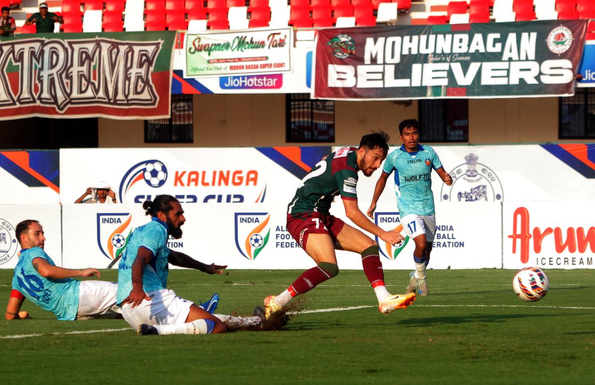 Suhail Bhat Mohun Bagan Super Giant zasiahne gól proti FC Goa počas semifinále Kalinga Super Cup 2025 na štadióne Kalinga v Bhubaneswar.