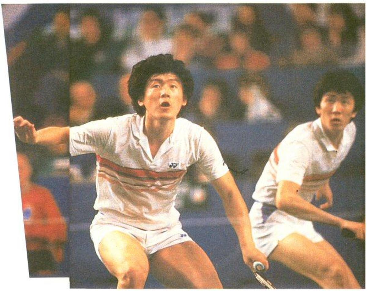 Misbun Sidek (à esquerda) em ação pela Malásia no campeonato All England de 1986. Ele chegou à final daquela edição.