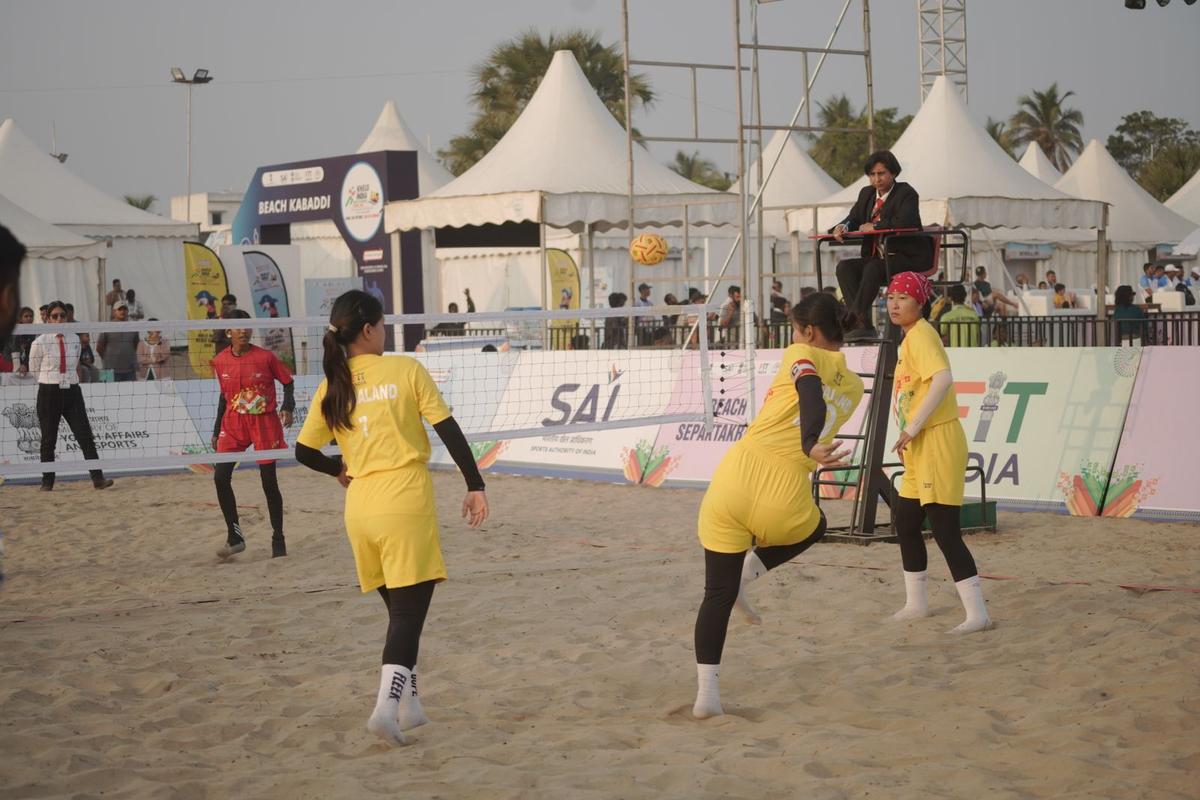 O banner e plataforma 'Khelo India' fornecem um fórum no qual vários esportes de praia podem ocorrer com alto nível de competição e apostas.