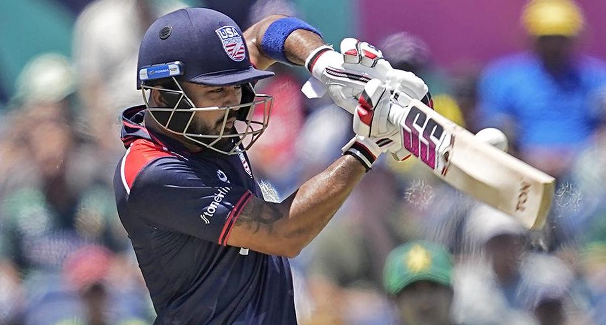 Monank Patel dá um chute durante a partida masculina da Copa do Mundo T20 de 2024 entre os Estados Unidos e o Paquistão. Monank Patel dá um chute durante a partida masculina da Copa do Mundo T20 de 2024 entre os Estados Unidos e o Paquistão.