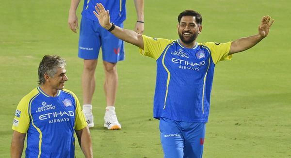 Cada jogo do Chennai Super Kings agora parece orbitar uma única e persistente questão: Dhoni finalmente entrará em campo?