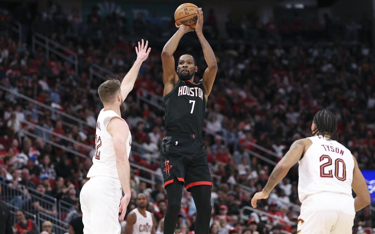Houston Rockets forward Kevin Durant (7) shoots the ball as Cleveland Cavaliers forward Dean Wade (32) defends during the third quarter at Toyota Center in Houston on Saturday.